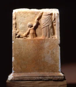 Teilfragmentierte Stele von Timakrata. Das kleine Mädchen hält einem Melitäerspitz einen Gegenstand hin, vermutl. Ball o. Ä, Rhodos, 3. Jh. v. Chr., © Kalvet-Museum.