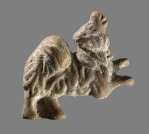 Terrakotta-Relieffigur. Dunkelbr. Ton (mit Glimmer), weiße Beschichtung, rote Rückseite, Smyrna. 1. Jh. v. Chr. – 1. Jh. n. Chr., © Brit. Museum