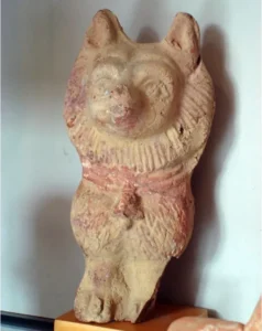 Terrakottafigur eines kleinen Hundes, der ein Halsband mit Glocke trägt, Ägypten, 2. Jh. v. bis 4. Jh. n. Chr., Aus: Autengruber-Thüry, Heidelinde, Hunde in der römischen Antike. Rassen-Typen-Zucht-Haltung und Verwendung, Archäopress 2021, Musée des Beaux-Arts, Lyon, Foto: © H. Autengruber-Thüry, aus: Autengruber-Thüry, Heidelinde, Hunde in der römischen Antike. Rassen-Typen-Zucht-Haltung und Verwendung, Archäopress 2021