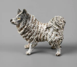 Wiener Bronze Spitz,um 1900, Lilienmarke und gestempelt ,,geschützt”, Bronze ziseliert und polychrom in Kaltbemalung staffiert, naturalistische Darstellung eines Spitzes mit hellgrauem Fell