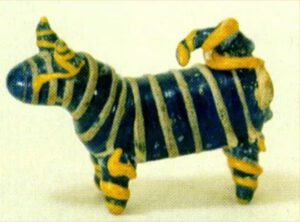 Wallertheimer Hündchen „Kelti“, 2. Jh. v. Chr., © Landesmuseum Mainz, kl. Grabbeigabe aus Glas in einem keltischen Grab aus der späten La-Tène-Zeit