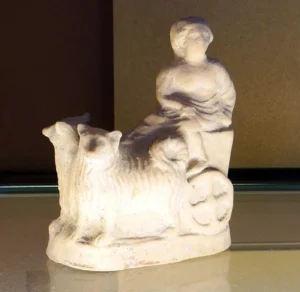 Zwei Hunde ziehen den Wagen eines Kindes. Apulische Terrakotta. Louvre, Paris. Foto © H. Autengruber-Thüry, aus Autengruber-Thüry 2021, S. 367