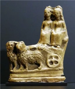 Zwei Hunde ziehen einen Wagen, auf dem zwei Frauen sitzen. Terrakotta, ca- 2. – 3. Jh. n. Chr., aus: Autengruber-Thüry, Heidelinde, Hunde in der römischen Antike. Rassen-Typen-Zucht-Haltung und Verwendung, Archäopress 2021, Louvre, Paris. Foto: © H. Autengruber-Thüry