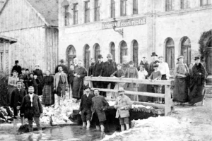 Beim Wassertreten vorm Herrenbad 1891, in der Mitte Pfarrer Sebastian Kneipp