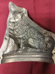Alte Zuckerhasenform von Lieb, Nr. 807, Hund aus Aluminium, ca. 11,5 cm breit, 7,5 cm tief, 12,5 cm hoch, Abb. 01