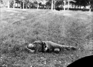 Émile Zola, auf dem Gras liegend, in Begleitung des Hundes Pinpin., 20.09.1895