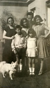 Familienalbum Joaquin Turina ( 1882-1949), 1929 Auf der Terrasse 05, José Luis mit Hundeleine