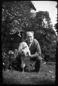Herr und Hund im Garten