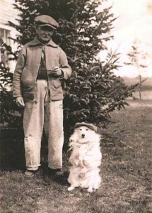 Herr und Hund mit Hut, Maine, Anfang 1930er Jahre