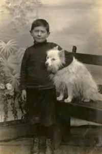 Junge mit Spitz
