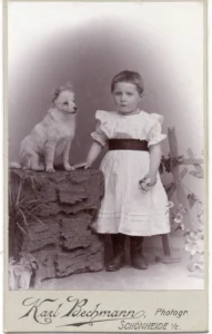 Kinderportrait mit Spitz, Photograph Karl Bechmann, Schönheide