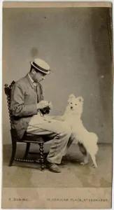 Portrait eines Mannes mit Spitz, Fotoatelier R. Boning