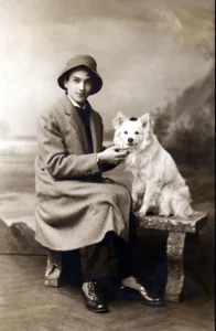 Portrait eines jungen Mannes mit Spitz, undatiert